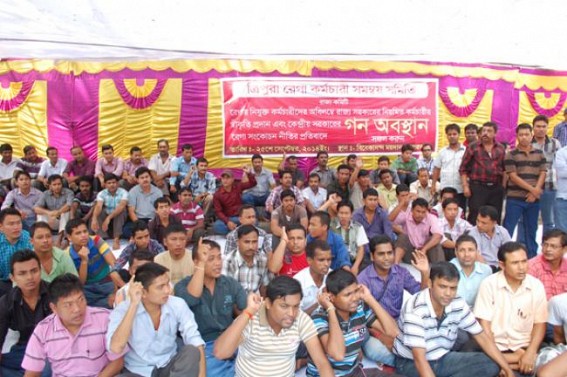 MGNREGA employees sit-in-demonstration in the demand of securing future